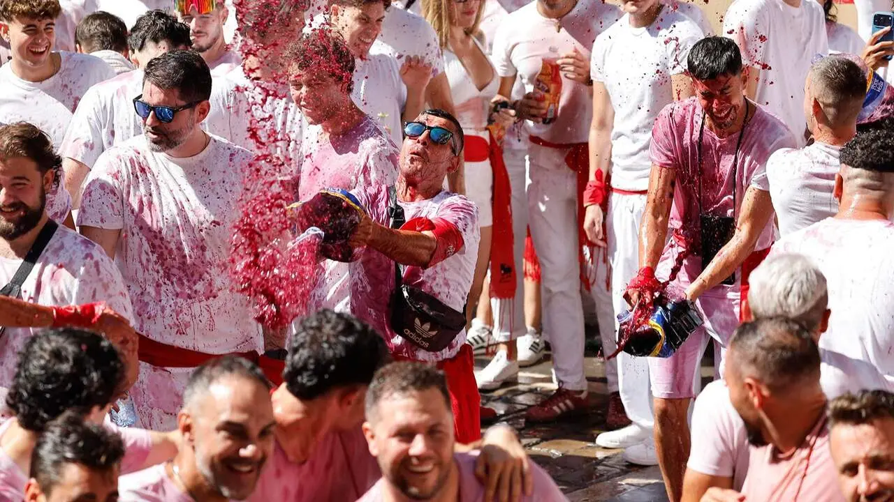 Celebraci&oacute;n del chupinazo en la plaza del Ayuntamiento de Pamplona, el 6 de julio de 2026. EFE
