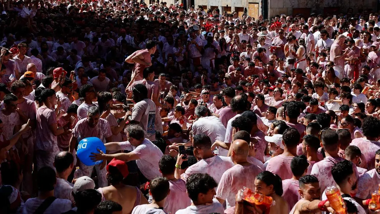 Celebraci&oacute;n del chupinazo en la plaza del Ayuntamiento de Pamplona, el 6 de julio de 2026. EFE