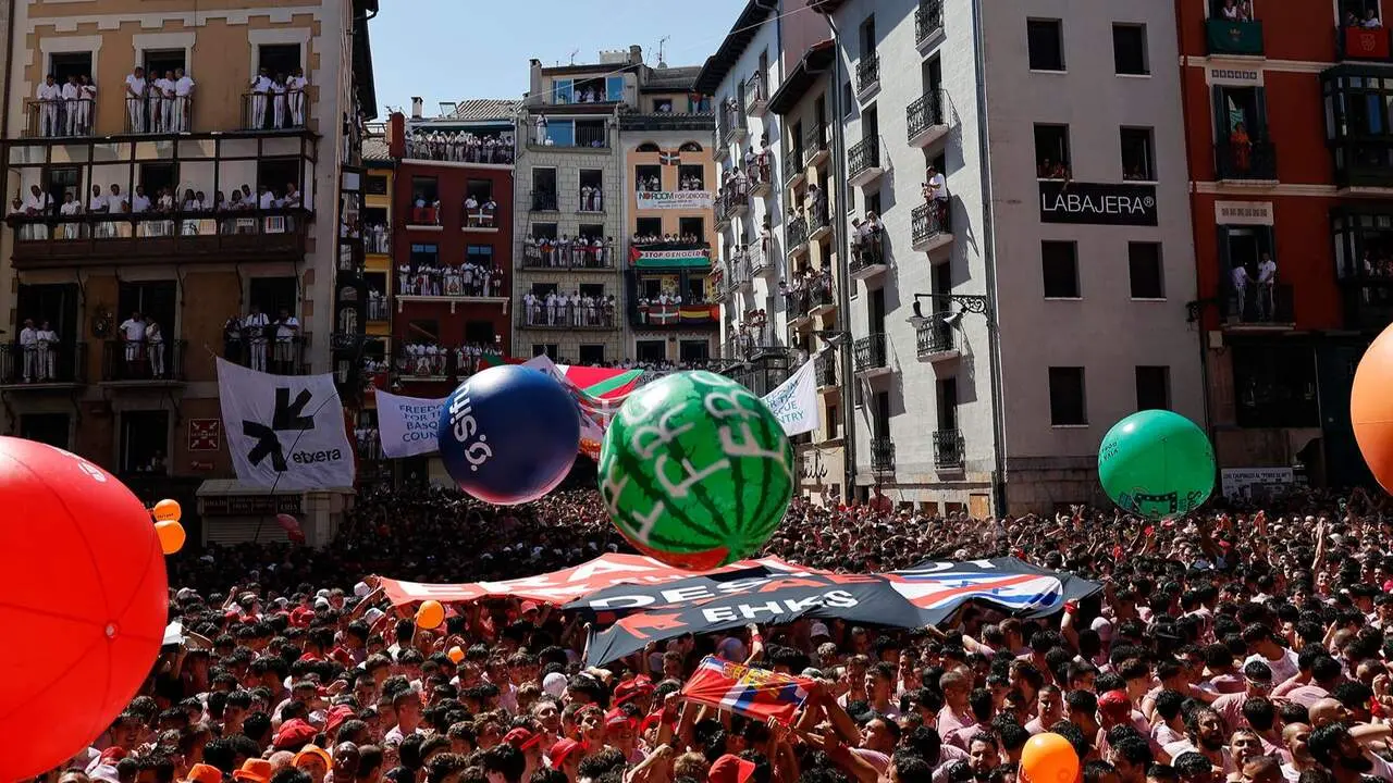 Cartel a favor del acercamiento de presos de ETA en la plaza del Ayuntamiento en el chupinazo. EFE