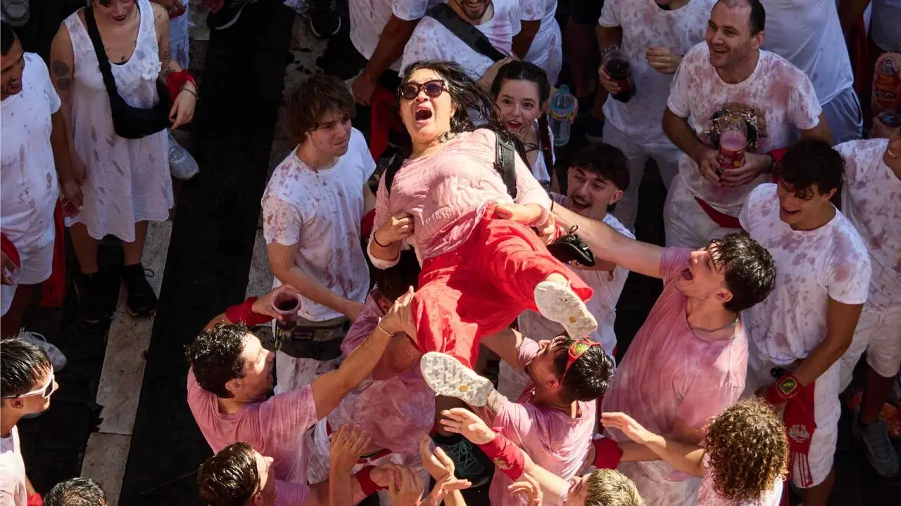 Momentos previos al Chupinazo de San Ferm&iacute;n 2026, en la Plaza del Ayuntamiento, a 6 de julio de 2026, en Pamplona, Navarra (Espa&ntilde;a). Eduardo Sanz. Europa Press.