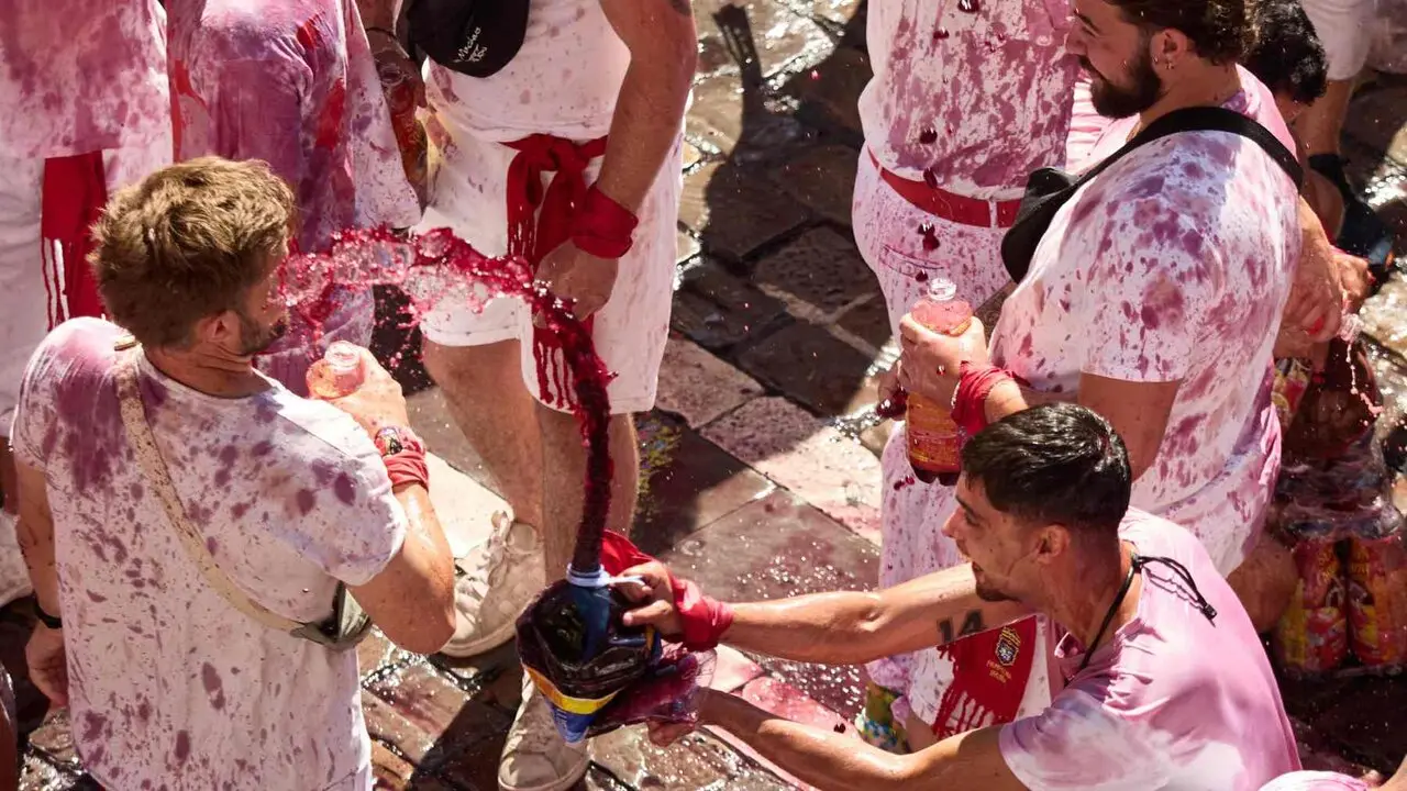 Momentos previos al Chupinazo de San Ferm&iacute;n 2026, en la Plaza del Ayuntamiento, a 6 de julio de 2026, en Pamplona, Navarra (Espa&ntilde;a). Eduardo Sanz. Europa Press.