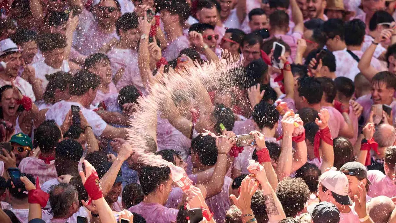 Momentos previos al Chupinazo de San Ferm&iacute;n 2026, en la Plaza del Ayuntamiento, a 6 de julio de 2026, en Pamplona, Navarra (Espa&ntilde;a). Eduardo Sanz. Europa Press.