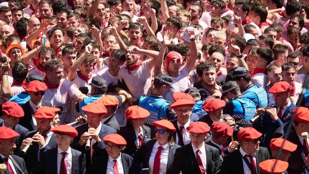 La salida de los gaiteros desde el interior del Ayuntamiento de Pamplona a la Plaza Consistorial despues del Chupinazo de San Ferm&iacute;n 2026. Eduardo Sanz. Europa Press.