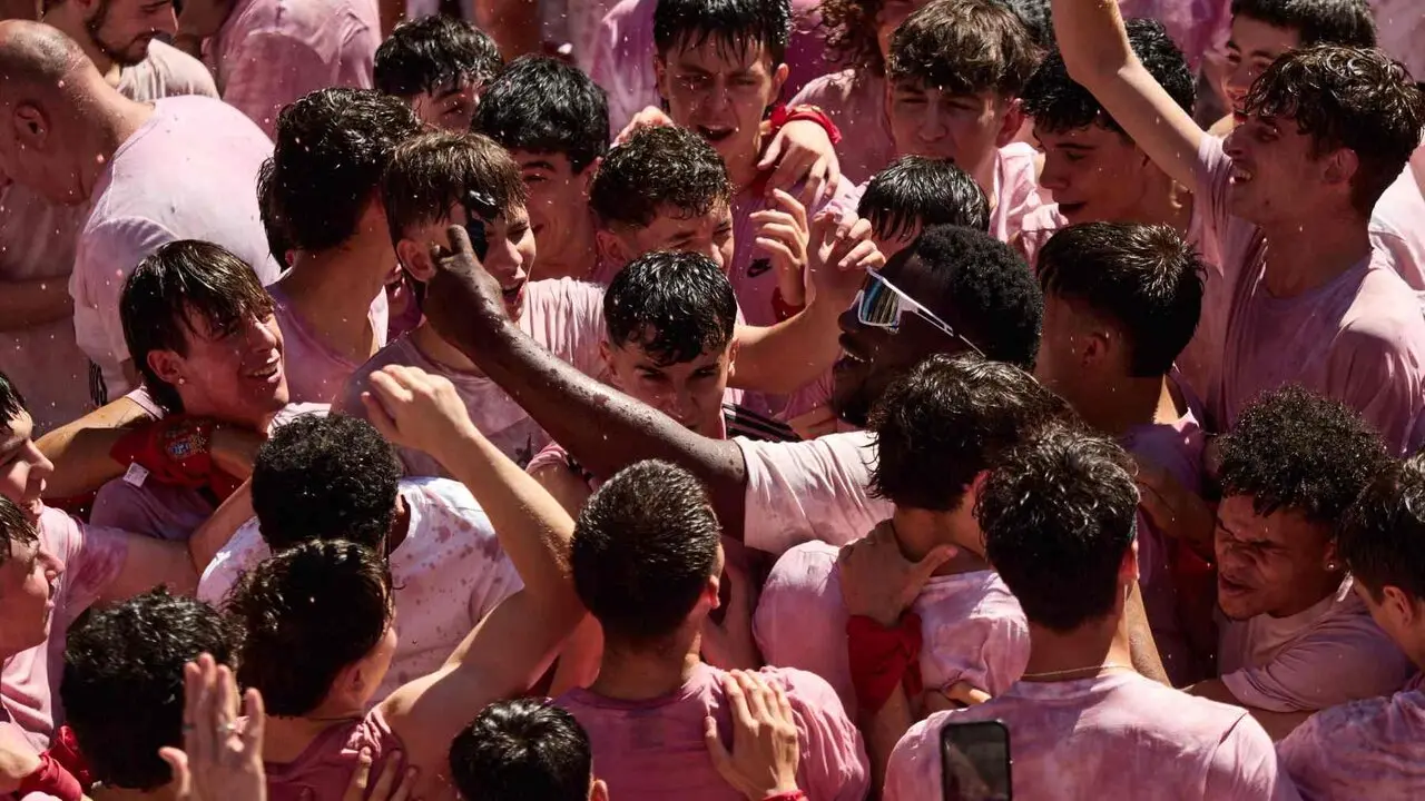Momentos previos al Chupinazo de San Ferm&iacute;n 2026, en la Plaza del Ayuntamiento, a 6 de julio de 2026, en Pamplona, Navarra (Espa&ntilde;a). Eduardo Sanz. Europa Press.