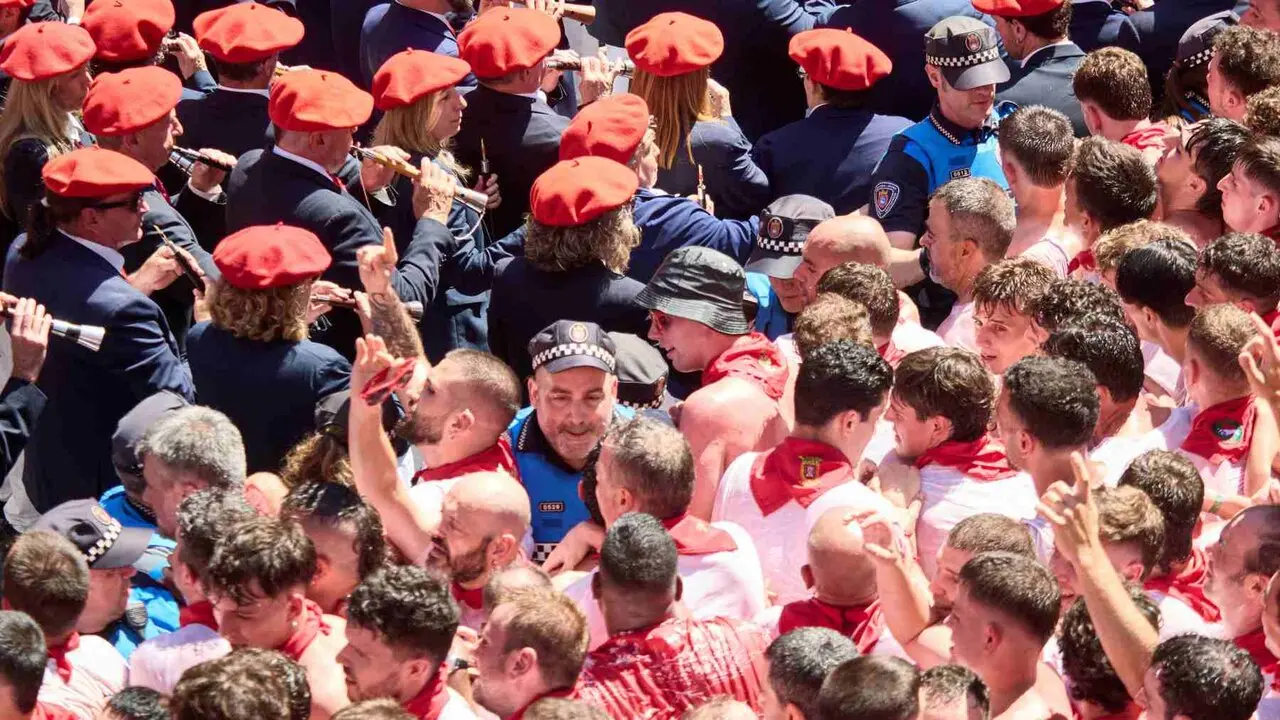 La salida de los gaiteros desde el interior del Ayuntamiento de Pamplona a la Plaza Consistorial despues del Chupinazo de San Ferm&iacute;n 2026. Eduardo Sanz. Europa Press.