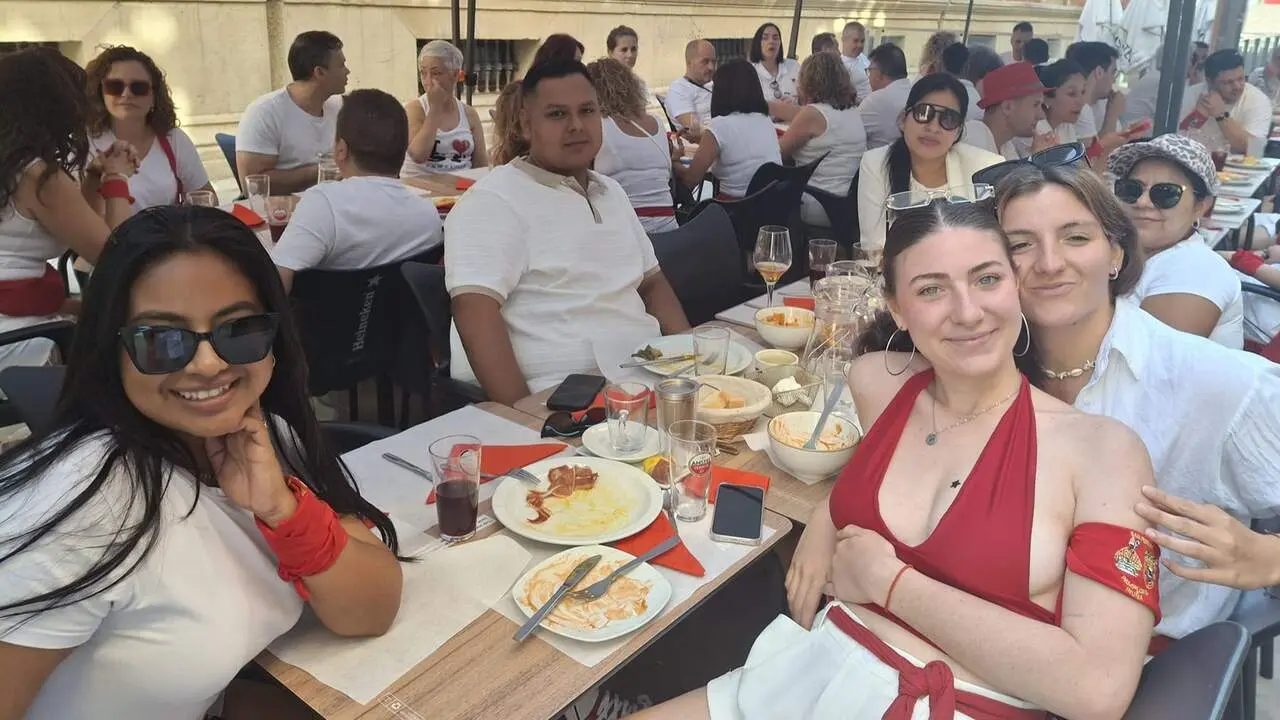 Nerea, a la derecha de la imagen, disfruta con su cuadrilla del almuerzo del d&iacute;a 6 de julio, a pocos minutos de estallar la fiesta de San Ferm&iacute;n. JOS&Eacute; MIGUEL MONTES