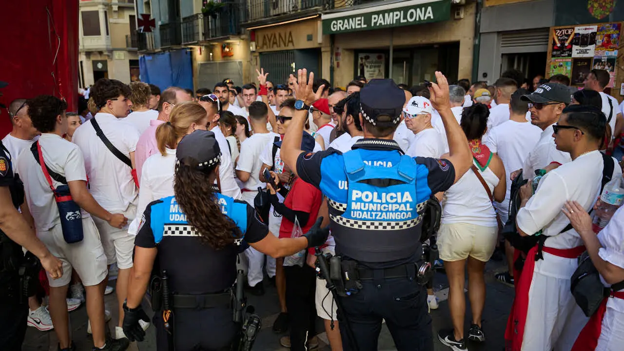 Miles de personas disfrutan del Chupinazo de San Ferm&iacute;n 2026. PABLO LASAOSA