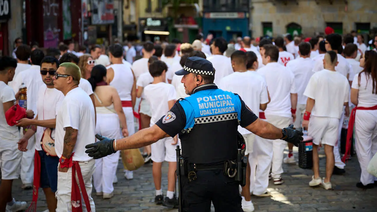Miles de personas disfrutan del Chupinazo de San Ferm&iacute;n 2026. PABLO LASAOSA