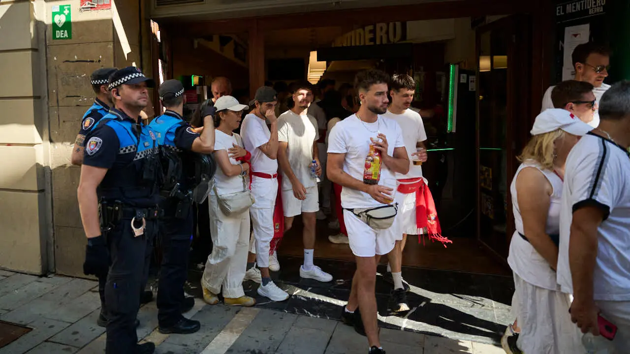 Miles de personas disfrutan del Chupinazo de San Ferm&iacute;n 2026. PABLO LASAOSA