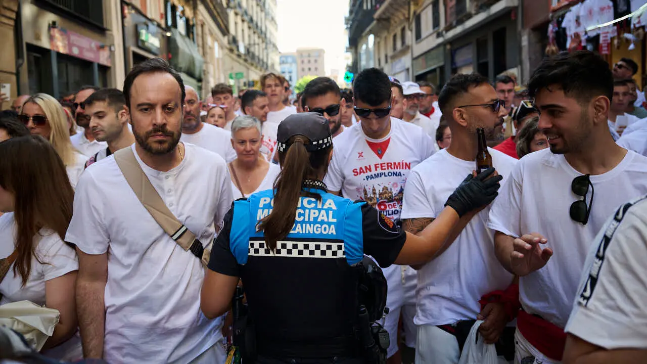 Miles de personas disfrutan del Chupinazo de San Ferm&iacute;n 2026. PABLO LASAOSA