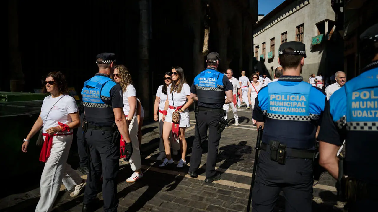 Miles de personas disfrutan del Chupinazo de San Ferm&iacute;n 2026. PABLO LASAOSA