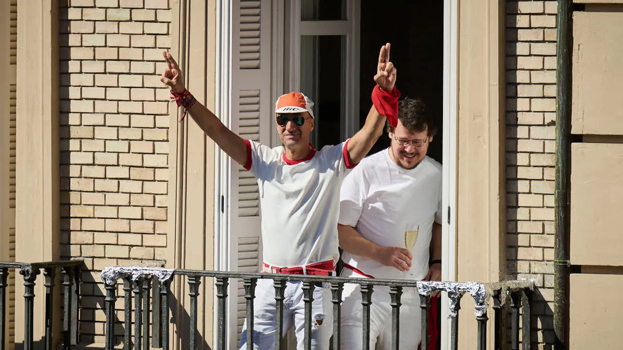 Miles de personas disfrutan del Chupinazo de San Ferm&iacute;n 2026. PABLO LASAOSA