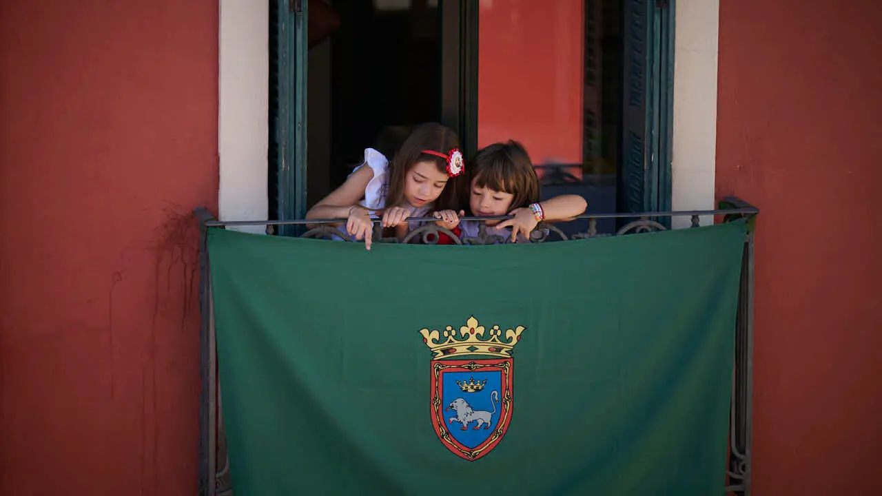 Miles de personas disfrutan del Chupinazo de San Ferm&iacute;n 2026. PABLO LASAOSA