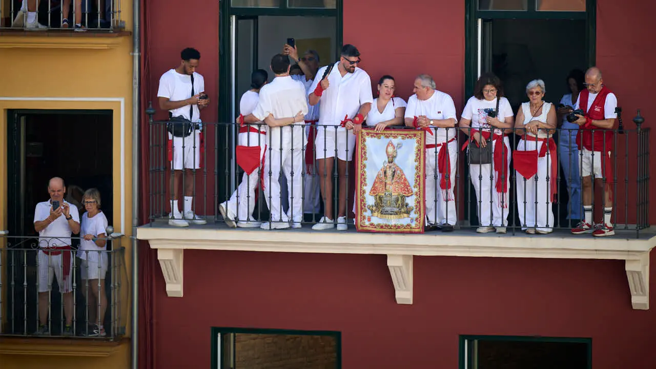 Miles de personas disfrutan del Chupinazo de San Ferm&iacute;n 2026. PABLO LASAOSA
