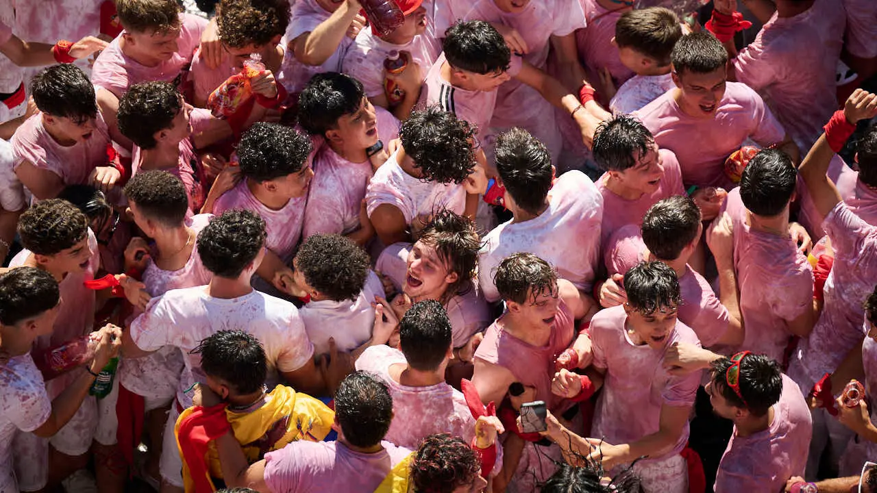 Miles de personas disfrutan del Chupinazo de San Ferm&iacute;n 2026. PABLO LASAOSA