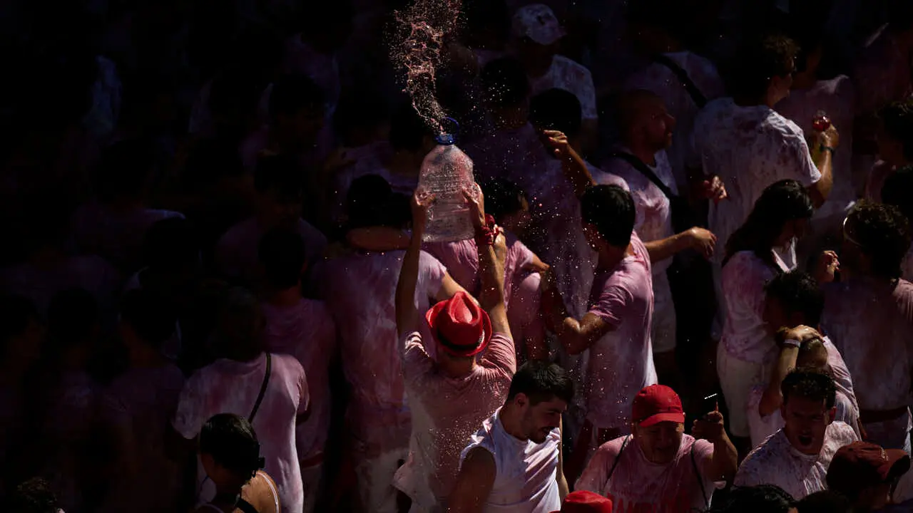 Miles de personas disfrutan del Chupinazo de San Ferm&iacute;n 2026. PABLO LASAOSA