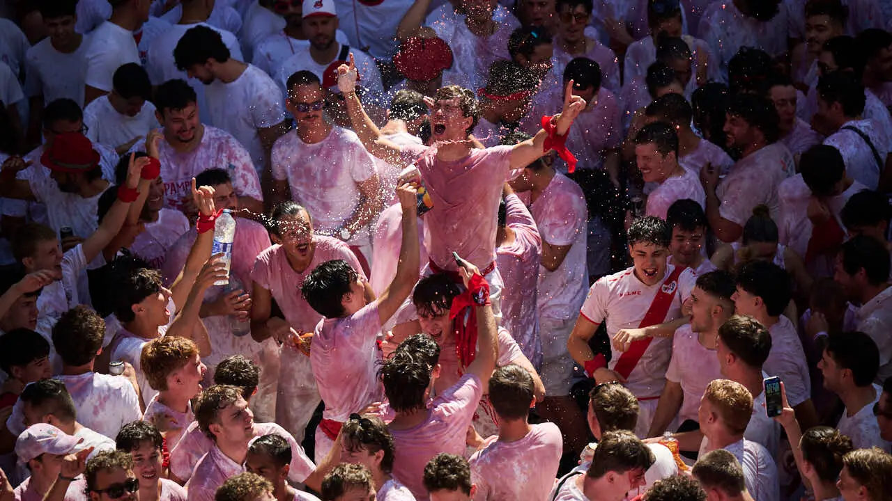 Miles de personas disfrutan del Chupinazo de San Ferm&iacute;n 2026. PABLO LASAOSA