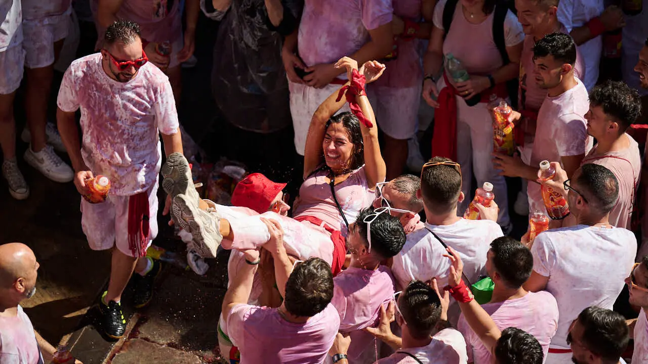 Miles de personas disfrutan del Chupinazo de San Ferm&iacute;n 2026. PABLO LASAOSA