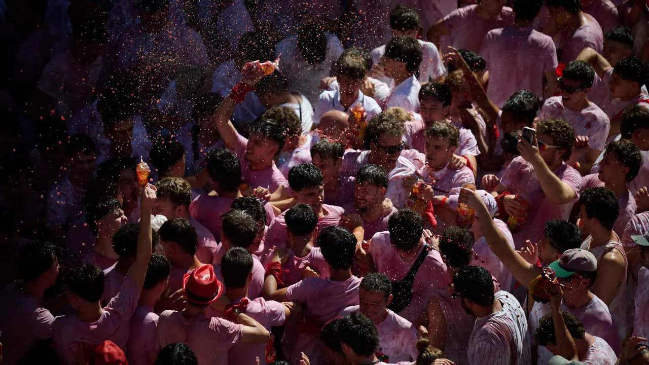 Miles de personas disfrutan del Chupinazo de San Ferm&iacute;n 2026. PABLO LASAOSA