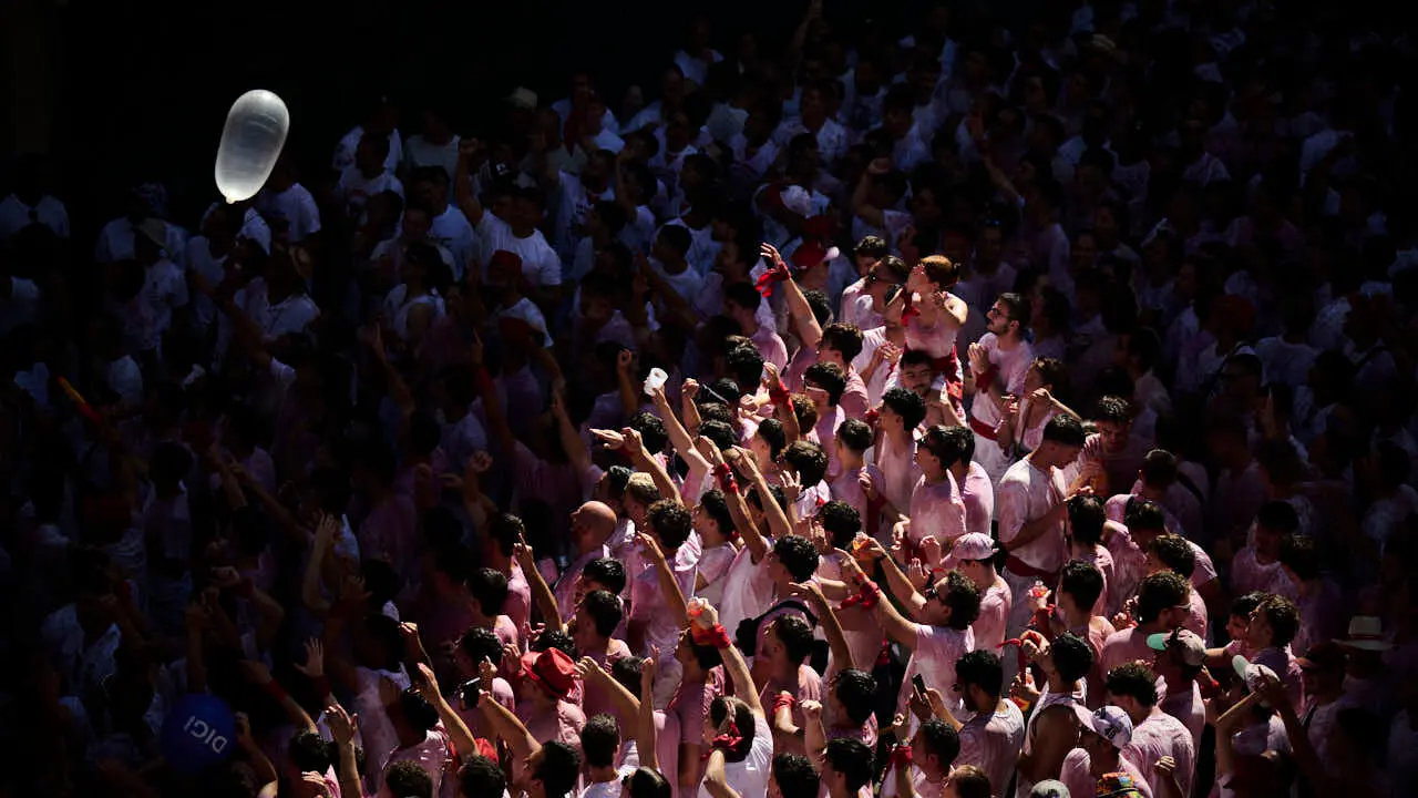 Miles de personas disfrutan del Chupinazo de San Ferm&iacute;n 2026. PABLO LASAOSA