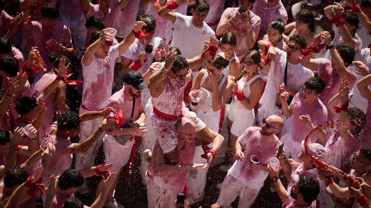 Miles de personas disfrutan del Chupinazo de San Ferm&iacute;n 2026. PABLO LASAOSA
