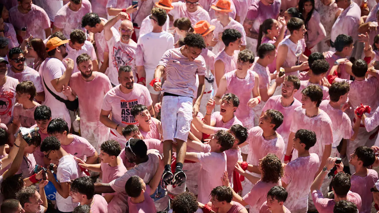 Miles de personas disfrutan del Chupinazo de San Ferm&iacute;n 2026. PABLO LASAOSA
