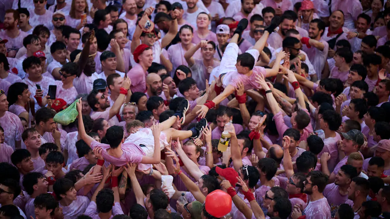 Miles de personas disfrutan del Chupinazo de San Ferm&iacute;n 2026. PABLO LASAOSA