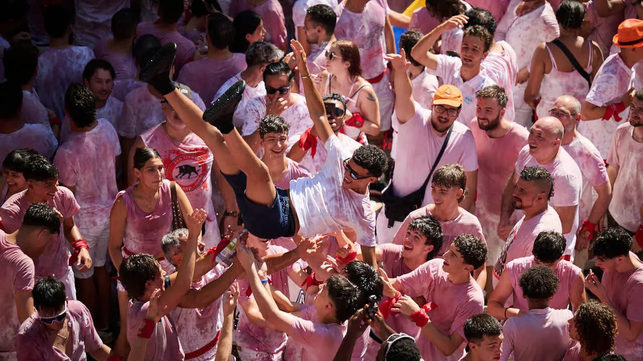 Miles de personas disfrutan del Chupinazo de San Ferm&iacute;n 2026. PABLO LASAOSA