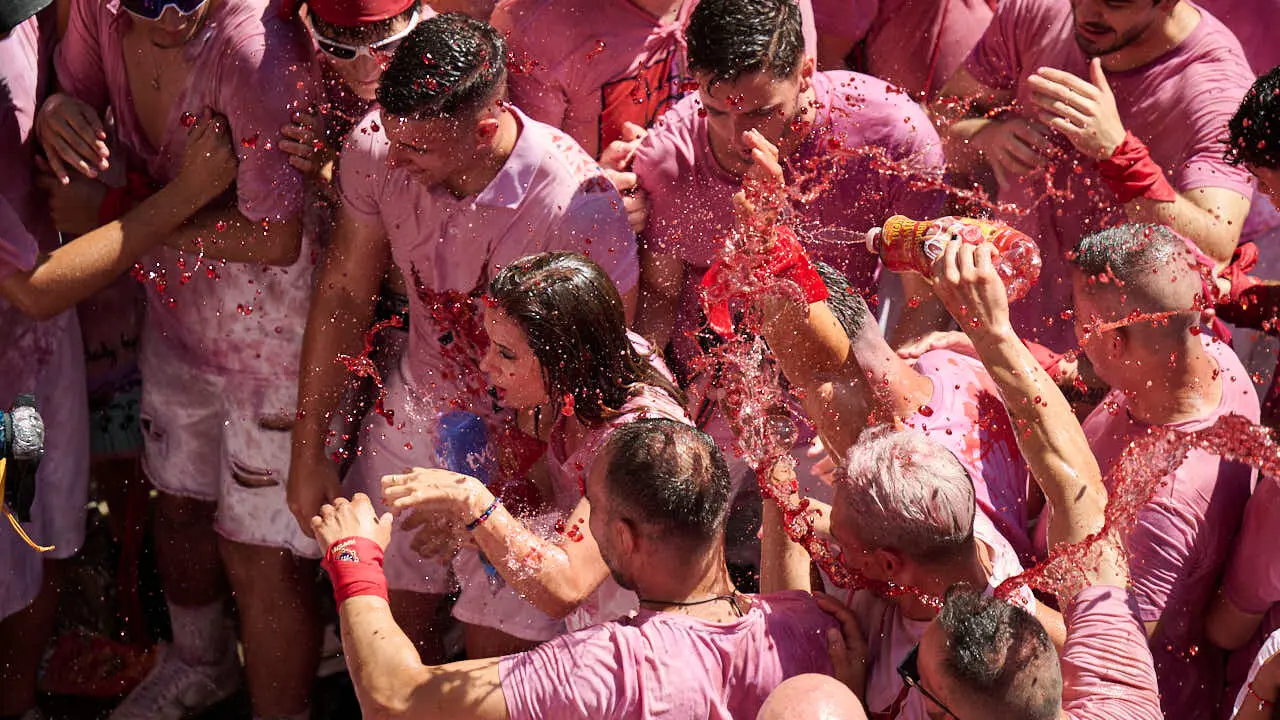 Miles de personas disfrutan del Chupinazo de San Ferm&iacute;n 2026. PABLO LASAOSA