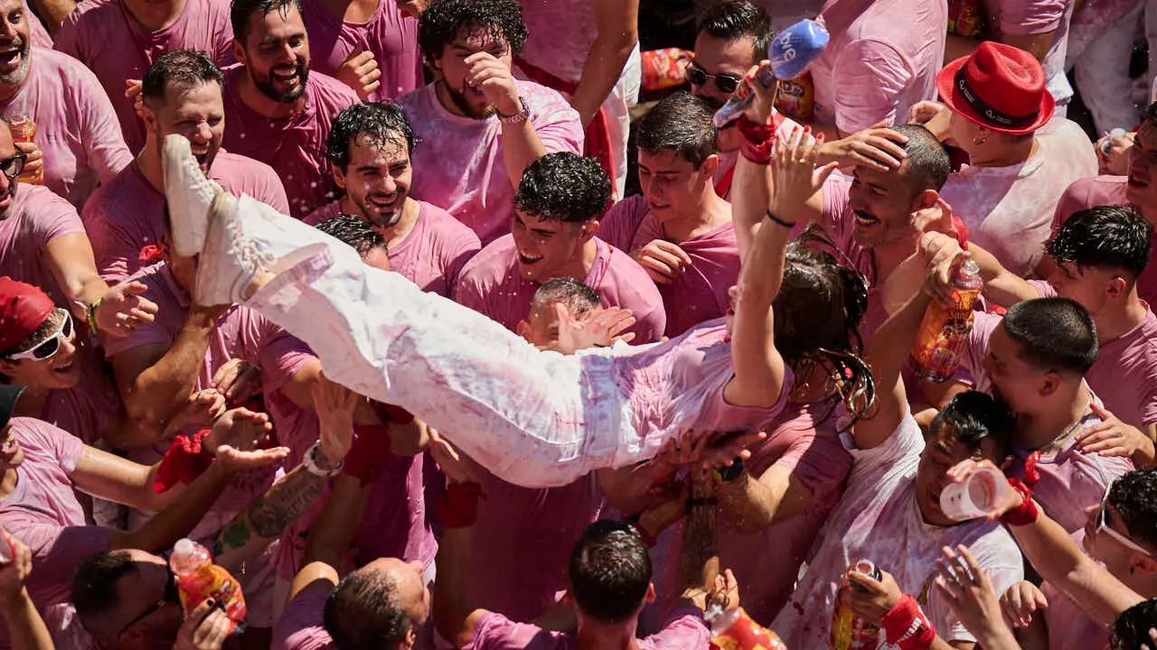 Miles de personas disfrutan del Chupinazo de San Ferm&iacute;n 2026. PABLO LASAOSA