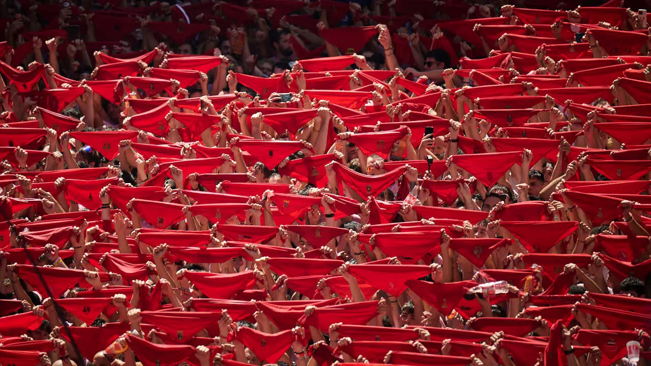 Miles de personas disfrutan del Chupinazo de San Ferm&iacute;n 2026. PABLO LASAOSA
