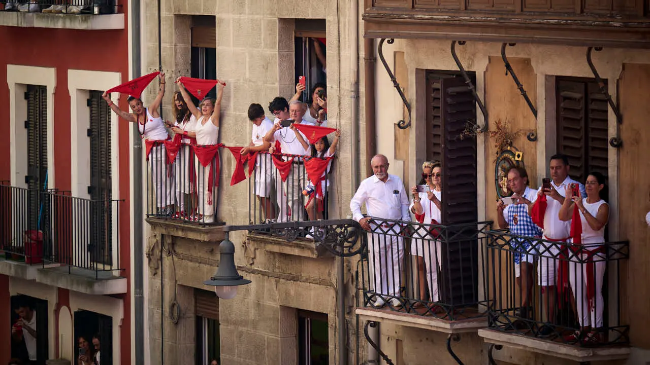 Miles de personas disfrutan del Chupinazo de San Ferm&iacute;n 2026. PABLO LASAOSA