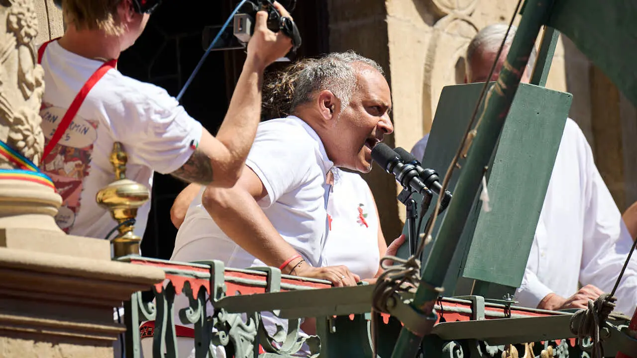 Miles de personas disfrutan del Chupinazo de San Ferm&iacute;n 2026. PABLO LASAOSA