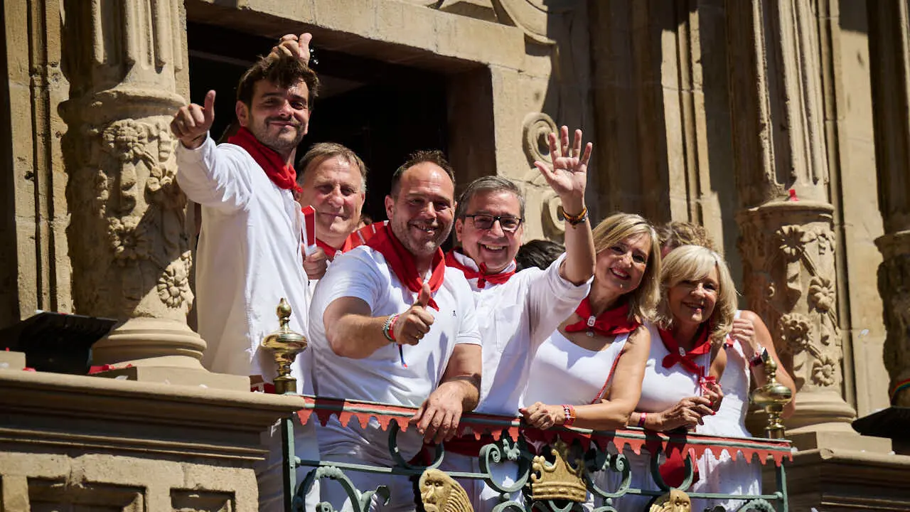 Miles de personas disfrutan del Chupinazo de San Ferm&iacute;n 2026. PABLO LASAOSA