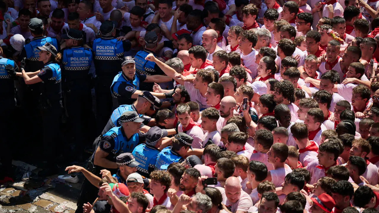 Miles de personas disfrutan del Chupinazo de San Ferm&iacute;n 2026. PABLO LASAOSA