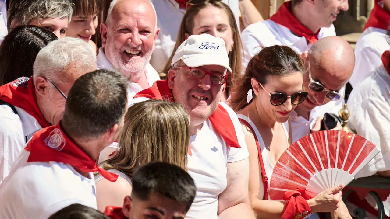 Miles de personas disfrutan del Chupinazo de San Ferm&iacute;n 2026. PABLO LASAOSA