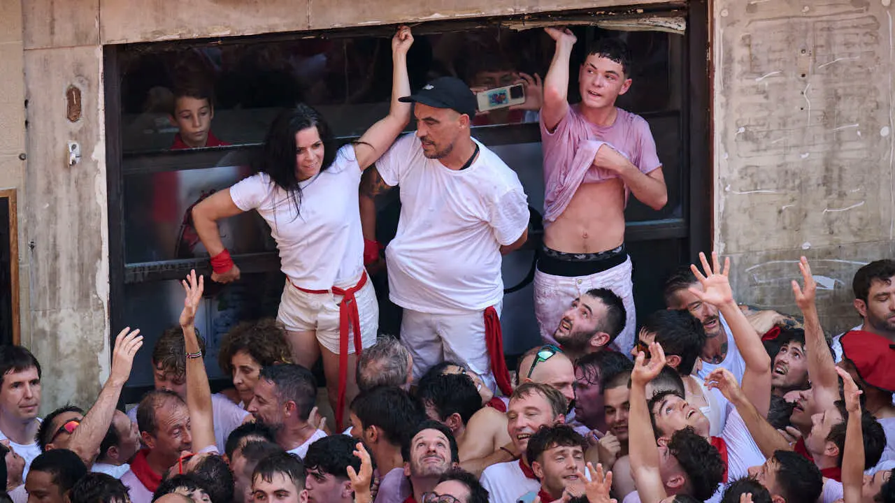 Miles de personas disfrutan del Chupinazo de San Ferm&iacute;n 2026. PABLO LASAOSA
