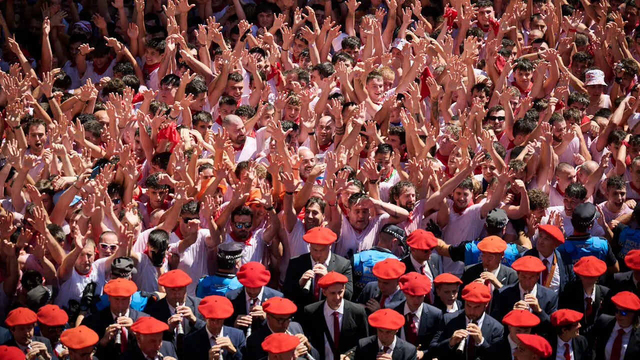 Miles de personas disfrutan del Chupinazo de San Ferm&iacute;n 2026. PABLO LASAOSA