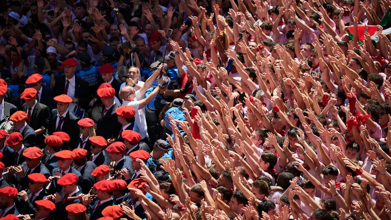 Miles de personas disfrutan del Chupinazo de San Ferm&iacute;n 2026. PABLO LASAOSA