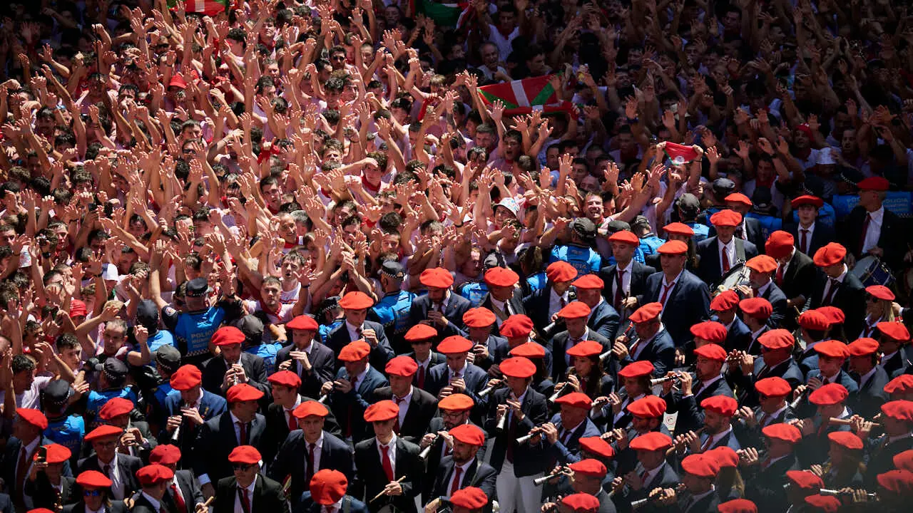 Miles de personas disfrutan del Chupinazo de San Ferm&iacute;n 2026. PABLO LASAOSA