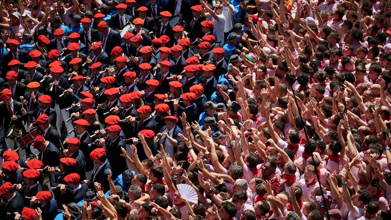 Miles de personas disfrutan del Chupinazo de San Ferm&iacute;n 2026. PABLO LASAOSA