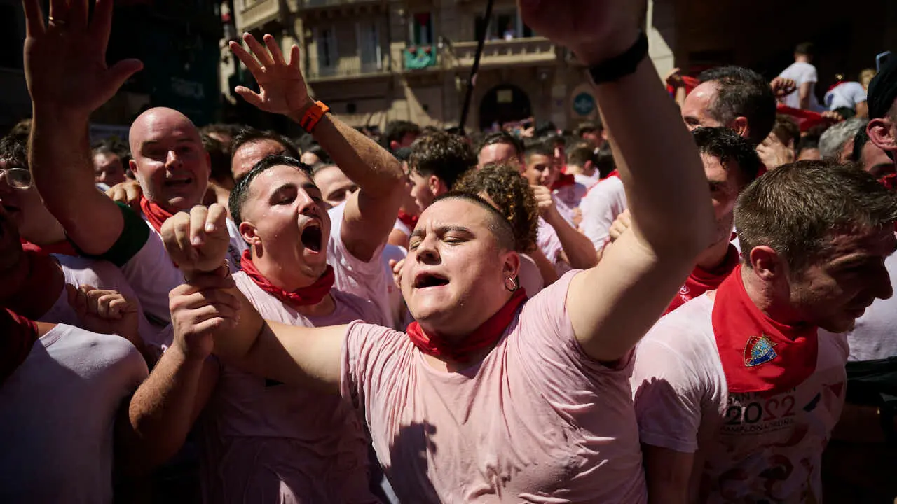 Miles de personas disfrutan del Chupinazo de San Ferm&iacute;n 2026. PABLO LASAOSA