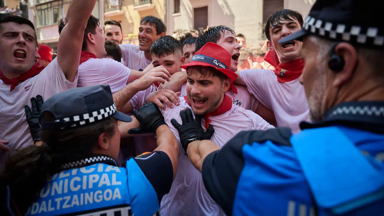 Miles de personas disfrutan del Chupinazo de San Ferm&iacute;n 2026. PABLO LASAOSA