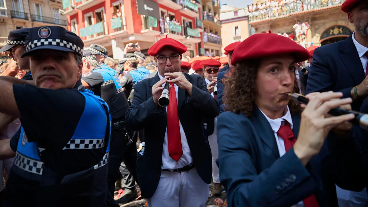 Miles de personas disfrutan del Chupinazo de San Ferm&iacute;n 2026. PABLO LASAOSA