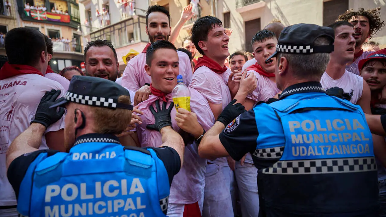 Miles de personas disfrutan del Chupinazo de San Ferm&iacute;n 2026. PABLO LASAOSA