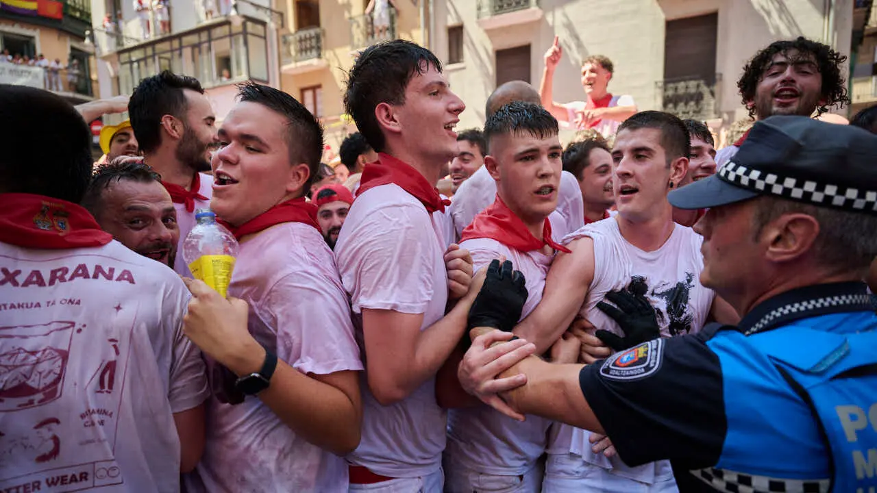 Miles de personas disfrutan del Chupinazo de San Ferm&iacute;n 2026. PABLO LASAOSA