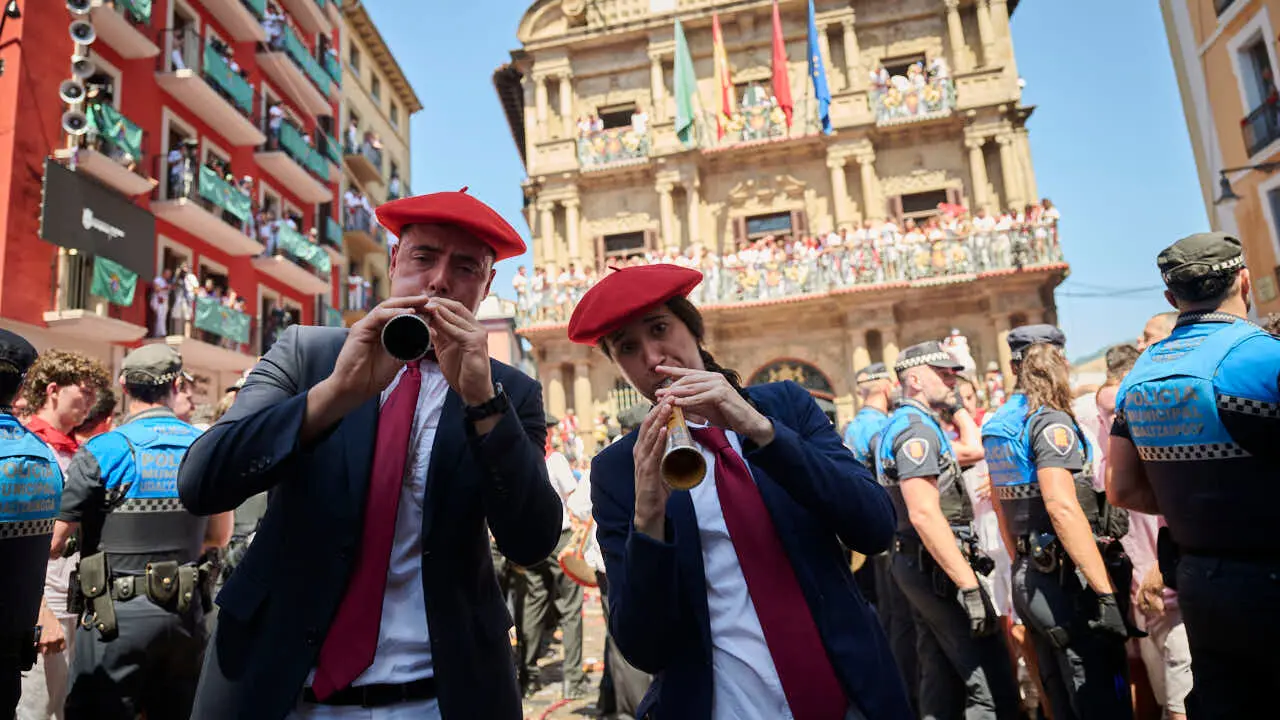 Miles de personas disfrutan del Chupinazo de San Ferm&iacute;n 2026. PABLO LASAOSA