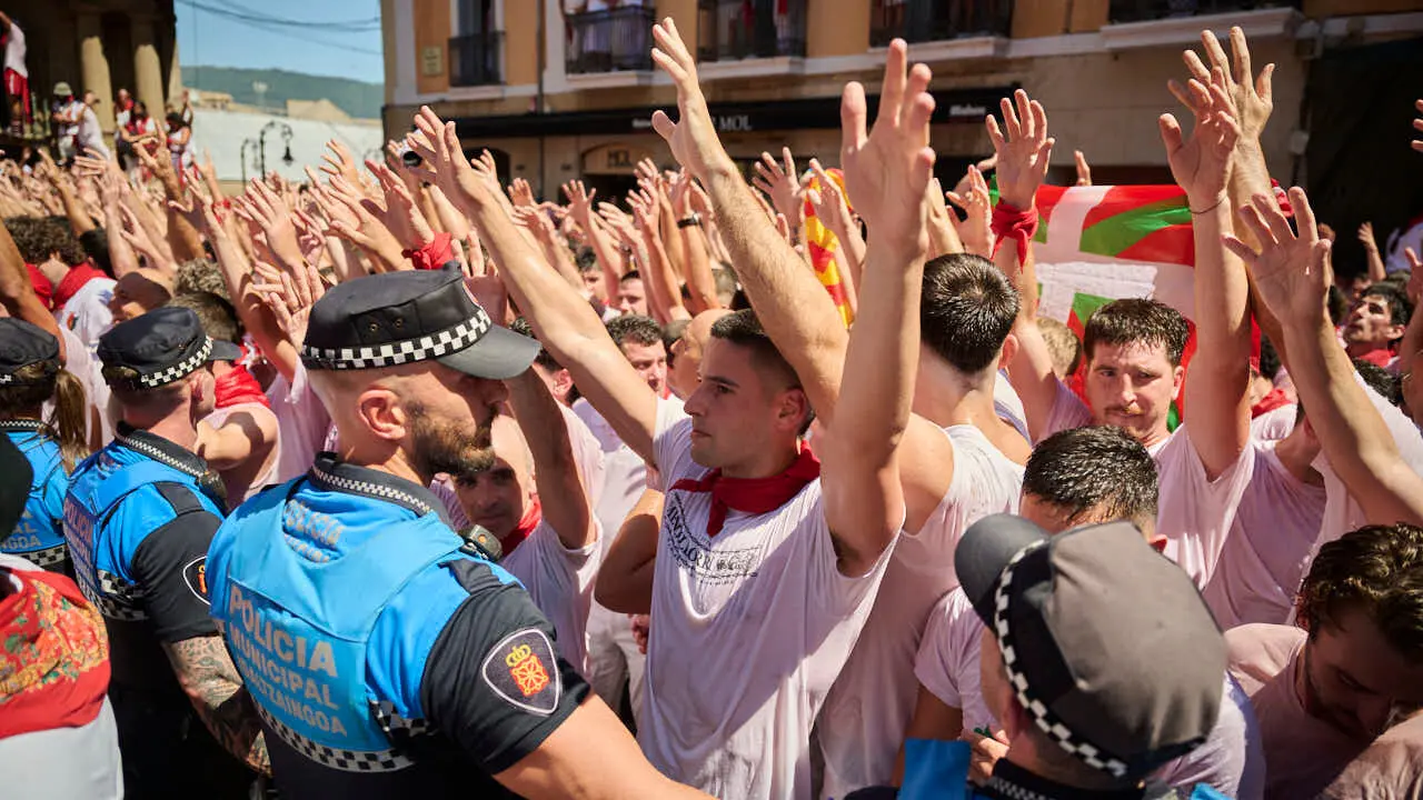Miles de personas disfrutan del Chupinazo de San Ferm&iacute;n 2026. PABLO LASAOSA