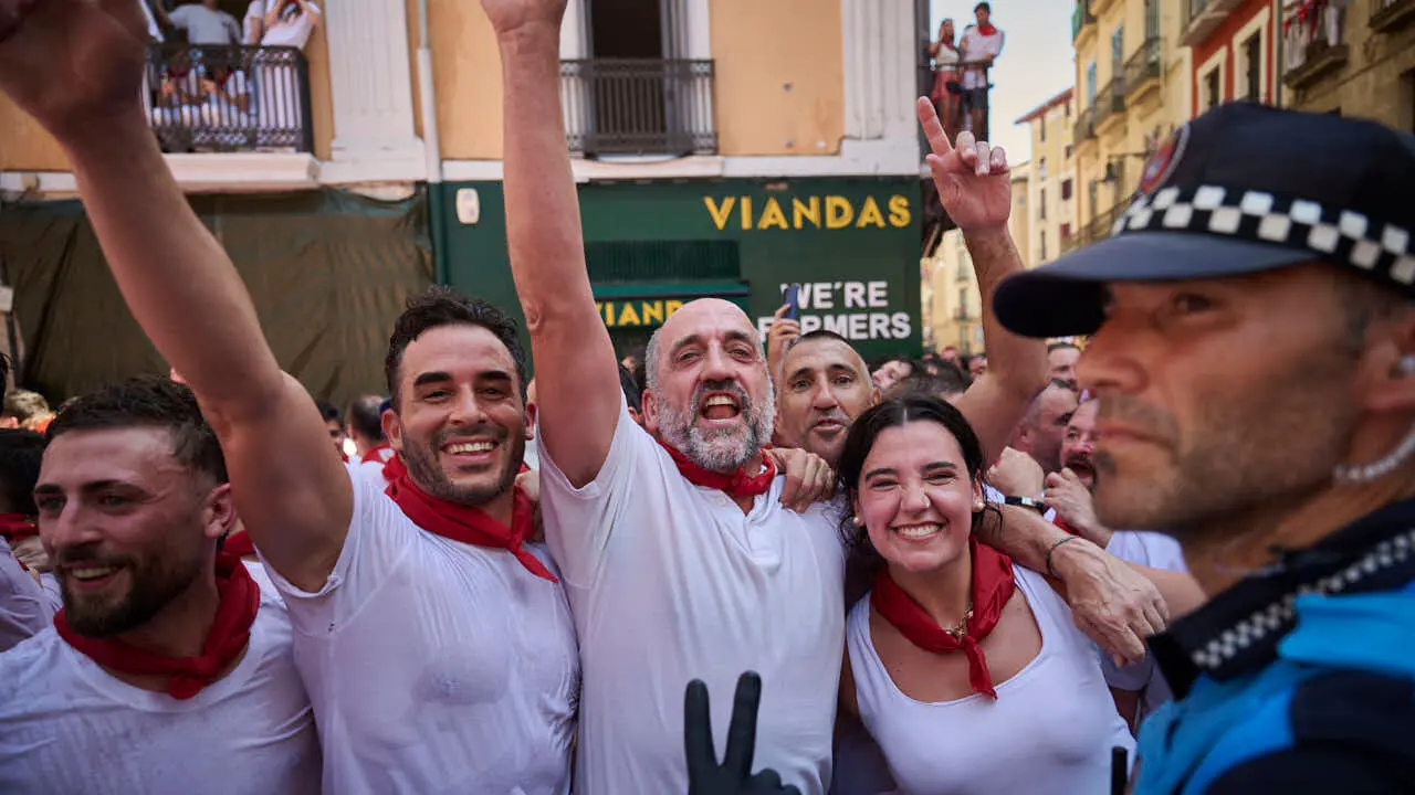 Miles de personas disfrutan del Chupinazo de San Ferm&iacute;n 2026. PABLO LASAOSA