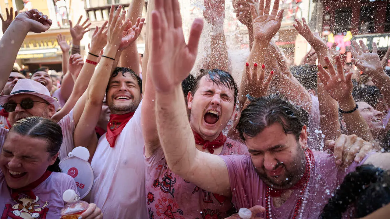Miles de personas disfrutan del Chupinazo de San Ferm&iacute;n 2026. PABLO LASAOSA
